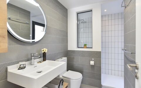 Las Yucas 2: Interieur Ontwerp, Loodgieterswerkinrichting, Flooring, Verdieping, Badkamer, Toilet, Wc Bril, Wastafel, Badkamerkast, Kraan