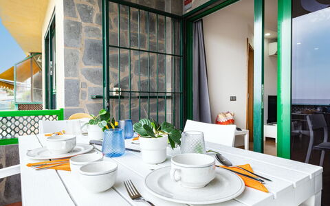 Aquarius 18: Buitenmeubels, Huis, Meubilair, Deur, Buitentafel, Stoel, Keuken En Eettafel, Schaduw, Balkon, Veranda