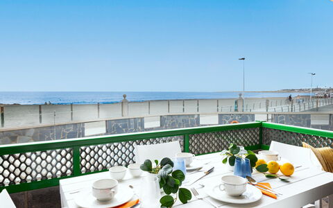 Aquarius 18: Buitenmeubels, Huis, Meubilair, Deur, Buitentafel, Stoel, Keuken En Eettafel, Schaduw, Balkon, Veranda