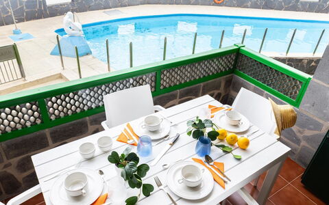 Aquarius 18: Buitenmeubels, Huis, Meubilair, Deur, Buitentafel, Stoel, Keuken En Eettafel, Schaduw, Balkon, Veranda
