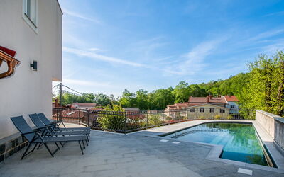 Opatija Matulji 505: Buitenmeubels, Huis, Meubilair, Deur, Buitentafel, Stoel, Keuken En Eettafel, Schaduw, Balkon, Veranda