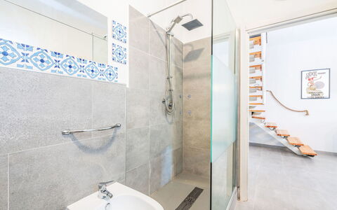 Casa Darc: Buitenmeubels, Huis, Meubilair, Deur, Buitentafel, Stoel, Keuken En Eettafel, Schaduw, Balkon, Veranda