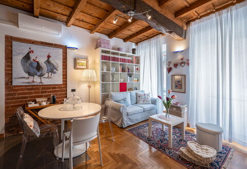 Dafne Suite: Meubilair, Interieur Ontwerp, Muur, Flooring, Verdieping, Tafel, Plafond, Kamer, Bankstel, Woonkamer