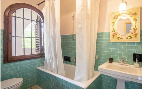 Villa Albertina: Badkamer, Muur, Loodgieterswerkinrichting, Interieur Ontwerp, Flooring, Verdieping, Kraan, Tegel, Loodgieter, Bad