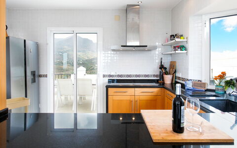 Almijara: Keuken, Countertop, Meubilair, Toestel Van De Keuken, Cabinetry, Flooring, Interieur Ontwerp, Major Appliance, Huishoudapparatuur, Verdieping