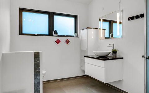 Ejnarine - 1.5Km from the Sea: Interieur Ontwerp, Flooring, Loodgieterswerkinrichting, Badkamer, Verdieping, Plafond, Kraan, Badkamerkast, Spiegel, Loodgieter