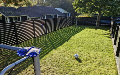 Ejnarine - 1.5Km from the Sea: Hek, Gazon, Tuin, Home Schermen, Backyard, Werf, Schaduw, Landscaping, Piketomheining, Kunstgras