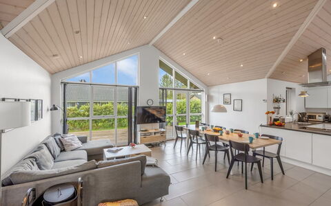Smilla - 1.1Km from the Sea: Plafond, Stoel, Hardwood, Keuken En Eettafel, Woonkamer, Siding, Bankstel, Garden Gebouwen