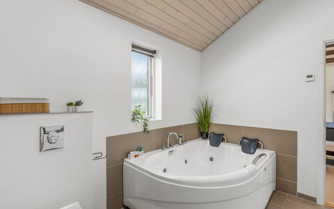 Smilla - 1.1Km from the Sea: Loodgieterswerkinrichting, Interieur Ontwerp, Flooring, Bad, Badkamer, Verdieping, Loodgieter, Kraan, Plafond, Wastafel