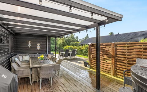Smilla - 1.1Km from the Sea: Hout, Dek, Hardwood, Veranda, Buitenmeubels, Samengesteld Materiaal, Plank, Schaduw, Houten Vloer, Patio