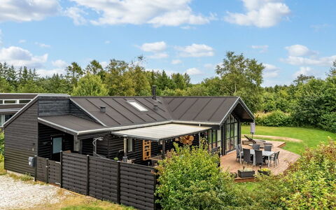 Smilla - 1.1Km from the Sea: Dak, Huis, Huis, Verblijf, Siding, Landgoed, Boerderij, Tuin, Veranda, Schaduw