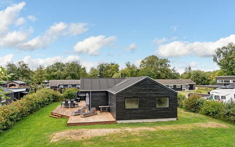 Smilla - 1.1Km from the Sea: Huis, Dak, Huis, Verblijf, Siding, Gazon, Tuin, Werf, Garden Gebouwen, Schaduw