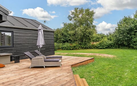 Smilla - 1.1Km from the Sea: Gras, Hout, Dak, Land Lot, Huis, Dek, Verblijf, Tuin, Hardwood, Plank