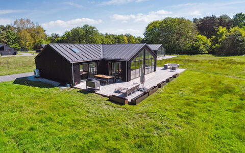 Tove - 350M from the Sea: Hout, Meubilair, Appartement, Kamer, Plafond, Beits, Stoel, Hardwood, Vernis, Timmerhout