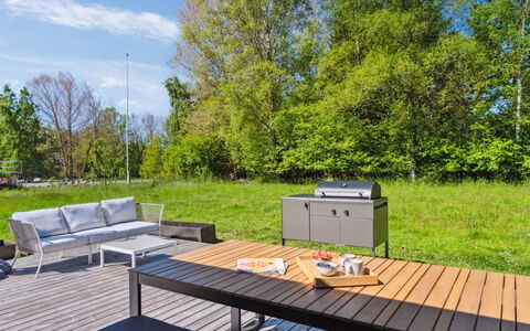 Tove - 350M from the Sea: Hout, Meubilair, Appartement, Kamer, Plafond, Beits, Stoel, Hardwood, Vernis, Timmerhout