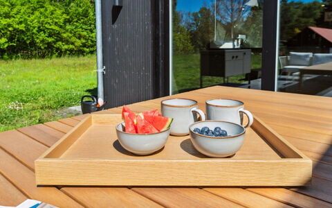 Tove - 350M from the Sea: Hout, Meubilair, Appartement, Kamer, Plafond, Beits, Stoel, Hardwood, Vernis, Timmerhout