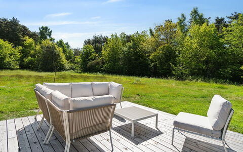 Tove - 350M from the Sea: Hout, Meubilair, Appartement, Kamer, Plafond, Beits, Stoel, Hardwood, Vernis, Timmerhout