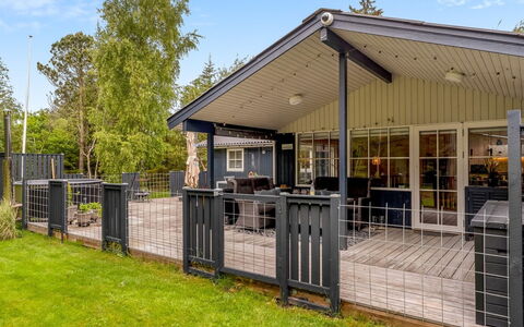 Emelrik - 2Km from the Sea: Hout, Huis, Veranda, Dek, Hardwood, Dak, Beits, Houten Vloer, Eco Hotel