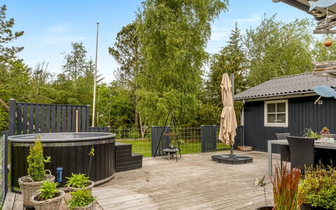Emelrik - 2Km from the Sea: Hout, Huis, Veranda, Dek, Hardwood, Dak, Beits, Houten Vloer, Eco Hotel