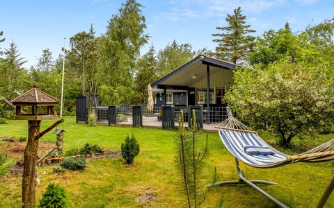 Emelrik - 2Km from the Sea: Hout, Huis, Veranda, Dek, Hardwood, Dak, Beits, Houten Vloer, Eco Hotel