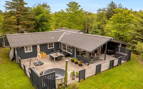 Emelrik - 2Km from the Sea: Hout, Huis, Veranda, Dek, Hardwood, Dak, Beits, Houten Vloer, Eco Hotel