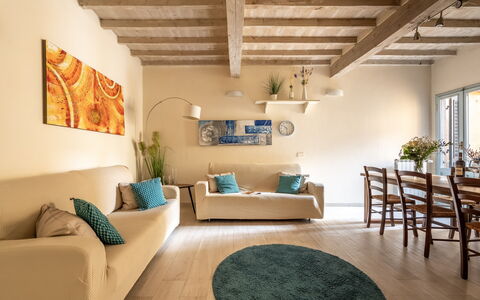 San Cristofano Blu Apartment Santa Croce, Florence: Meubilair, Interieur Ontwerp, Flooring, Bankstel, Muur, Verdieping, Hout, Kamer, Plafond, Woonkamer