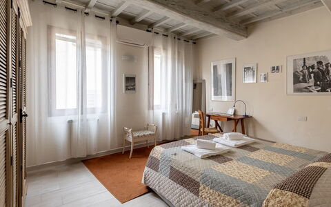 San Cristofano Blu Apartment Santa Croce, Florence: Muur, Interieur Ontwerp, Flooring, Verdieping, Slaapkamer, Meubilair, Plafond, Kamer, Bed, Appartement