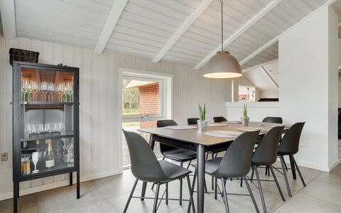 Rietrikki - 2.4Km from the Sea: Meubilair, Interieur Ontwerp, Flooring, Hout, Keuken En Eettafel, Tafel, Plafond, Stoel, Eetkamer, Lichte Inrichting