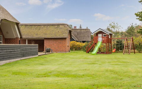 Rietrikki - 2.4Km from the Sea: Gras, Dak, Huis, Land Lot, Verblijf, Gazon, Tuin, Backyard, Werf, Schaduw