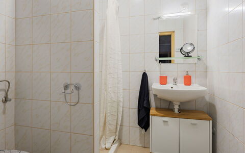 Nest: Badkamer, Loodgieterswerkinrichting, Wastafel In De Badkamer, Wastafel, Flooring, Interieur Ontwerp, Toilet, Verdieping, Kraan, Loodgieter