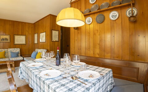 Bormio 16: Hout, Interieur Ontwerp, Meubilair, Flooring, Verdieping, Kamer, Beits, Keuken En Eettafel, Plafond, Eetkamer