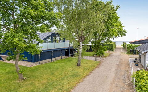 Gabriele - 50M from the Sea: Dak, Huis, Huis, Verblijf, Siding, Landgoed, Oprit, Garden Gebouwen, Werf, Schuur