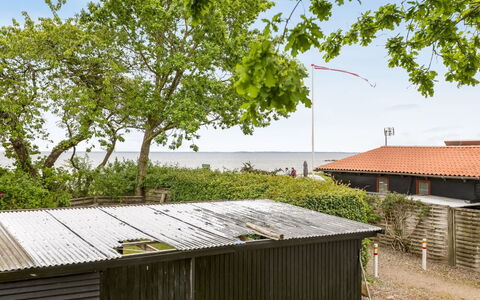 Gabriele - 50M from the Sea: Dak, Huis, Huis, Verblijf, Siding, Landgoed, Oprit, Garden Gebouwen, Werf, Schuur