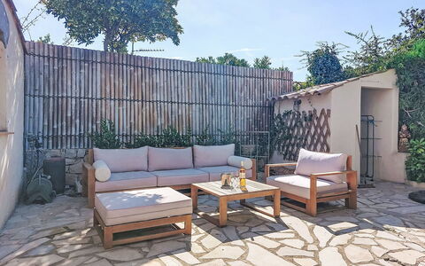 Sainte Honorine: Hout, Tuin, Backyard, Land Lot, Huis, Dak, Schaduw, Dek, Hardwood, Werf