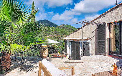 Sainte Honorine: Hout, Tuin, Backyard, Land Lot, Huis, Dak, Schaduw, Dek, Hardwood, Werf