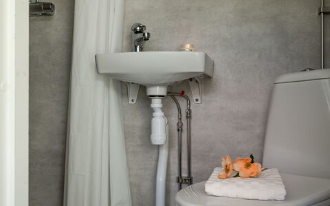Hölick Minichalet 2: Loodgieterswerkinrichting, Badkamer, Interieur Ontwerp, Loodgieter, Verdieping, Flooring, Toilet, Wc Bril, Wastafel In De Badkamer, Kraan