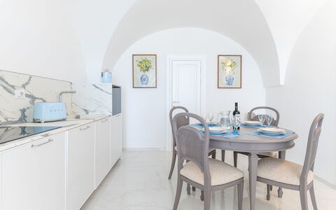 Villa Augusta Vista Mare: Meubilair, Interieur Ontwerp, Flooring, Tafel, Verdieping, Stoel, Kamer, Keuken En Eettafel, Plafond, Eetkamer