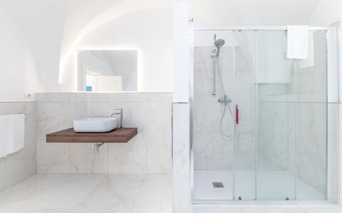 Villa Augusta Vista Mare: Flooring, Verdieping, Loodgieterswerkinrichting, Badkamer, Interieur Ontwerp, Tegel, Kraan, Loodgieter, Samengesteld Materiaal, Plafond