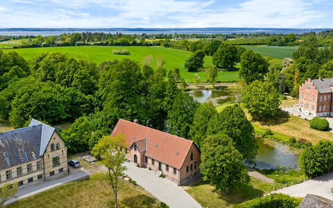 Brun - 1.5Km from the Sea: Dak, Huis, Huis, Verblijf, Deur, Siding, Dek, Veranda, Plank, Hardwood