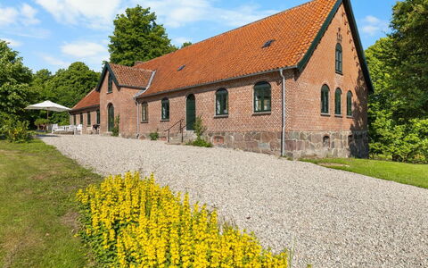 Brun - 1.5Km from the Sea: Dak, Huis, Huis, Verblijf, Deur, Siding, Dek, Veranda, Plank, Hardwood