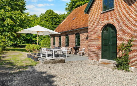 Brun - 1.5Km from the Sea: Dak, Huis, Huis, Verblijf, Deur, Siding, Dek, Veranda, Plank, Hardwood