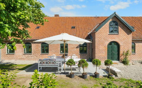 Brun - 1.5Km from the Sea: Dak, Huis, Huis, Verblijf, Deur, Siding, Dek, Veranda, Plank, Hardwood