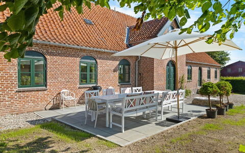 Brun - 1.5Km from the Sea: Dak, Huis, Huis, Verblijf, Deur, Siding, Dek, Veranda, Plank, Hardwood