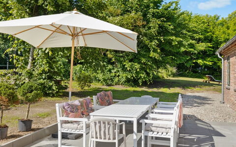 Brun - 1.5Km from the Sea: Dak, Huis, Huis, Verblijf, Deur, Siding, Dek, Veranda, Plank, Hardwood