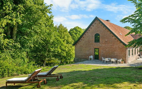 Brun - 1.5Km from the Sea: Dak, Huis, Huis, Verblijf, Deur, Siding, Dek, Veranda, Plank, Hardwood