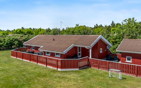 Hans - 1.2Km from the Sea: Hout, Huis, Veranda, Dek, Hardwood, Dak, Beits, Houten Vloer, Eco Hotel