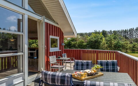 Hans - 1.2Km from the Sea: Hout, Huis, Veranda, Dek, Hardwood, Dak, Beits, Houten Vloer, Eco Hotel