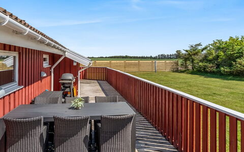 Hans - 1.2Km from the Sea: Hout, Huis, Veranda, Dek, Hardwood, Dak, Beits, Houten Vloer, Eco Hotel