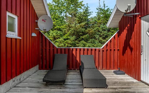 Hans - 1.2Km from the Sea: Hout, Huis, Veranda, Dek, Hardwood, Dak, Beits, Houten Vloer, Eco Hotel