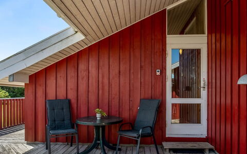 Hans - 1.2Km from the Sea: Hout, Huis, Veranda, Dek, Hardwood, Dak, Beits, Houten Vloer, Eco Hotel
